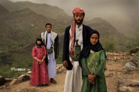 Tahani(in Rosa), die im Alter von sechs Jahren verheiratet worden ist, und ihre ehemalige Mitschülerin Ghada, auch eine Kinderbraut, stehen mit ihren Ehemännern vor ihrem Haus in Hajjah, Jemen. Jedes Jahr werden Millionen von Mädchen unter 18 Jahren auf der ganzen Welt von ihren Familien verheiratet. Die Tradition der Kinderheirat ist nicht auf bestimmte Kontinente, Religionen und Gesellschaftsschichten beschränkt. Mädchen, die früh heiraten, verlassen oft die Schule. Die Mütter-und Kindersterblichkeit ist hoch bei Entbindungen unter 18 Jahren. Trotz Aufklärungsprogrammen über Gesundheit werden Kinderehen, die auch oft gegen die Gesetze des Landes verstoßen, geschlossen. Sie werden in manchen Regionen als wirtschaftlich notwendig angesehen oder sind tief in der regionalen Kultur verwurzelt. © Stephanie Sinclair, USA, VII Photo Agency, National Geographic