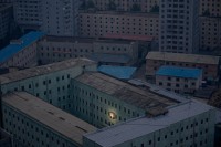Ein Porträt des Gründers von Nordkorea, Kim Il Sung, schmückt ein Haus in der Hauptstadt. Nachfolger des „Großen Führers“ war ab 1994 sein Sohn Kim Jong Il. Dieser starb am 17. Dezember und hatte seinen jüngsten Sohn Kim Jong Un 27 oder 28 Jahre) zum Nachfolger bestimmt. © Damir Sagolj, Bosnien-Herzegowina, Reuters