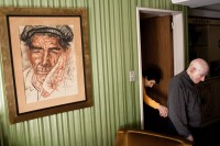 Marcos und Monica waren 65 Jahre verheiratet und lebten die meiste Zeit im selben Apartment in Buenos Aires. 2007, im Alter von 84 Jahren, wurde bei Monica Alzheimer festgestellt. Marcos pflegte sie selbst und bewältigte den emotionellen und körperlichen Stress eines pflegenden Angehörigen. In späteren Stadien von Monicas Krankheit musste er sie füttern und das Essen vorher pürieren, da sie nicht kauen konnte. Im letzten Jahr ihres Lebens war Monica bettlägerig. Marcos musste dreimal täglich ihre Windeln wechseln und den vorbeischauenden Krankenschwestern helfen, ihre wundgelegenen Stellen zu behandeln—mit diesen Aktivitäten war er fast den ganzen Tag beschäftigt. Sie konnte ihn kaum erkennen, aber Liebkosungen halfen dabei, auch wenn es nur für Sekunden war. Marcos war fest entschlossen, seine Frau zu Hause zu pflegen. „Sagen Sie mir, wo sie besser aufgehoben ist als hier“, sagte er. „Ich behandle sie wie eine Prinzessin, hier hat sie alles.“ Monica starb im Juli 2011. © Alejandro Kirchuk, Argentinien