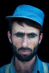 Neue Rekruten in einem von Deutschen geführten Polizei- Trainingszentrum in Kunduz, Afghanistan. Viele der jungen Männer aus ländlichen Gegenden, wo es wenig Bildungsmöglichkeiten gibt, sind Analphabeten. Oft gehen sie nur aus finanziellen Gründen zur Polizei—ein Polizist verdient etwa €130 im Monat—, aber ihre Regierungstreue ist gering. Harte Arbeitsbedingungen und das Risiko, von den Taliban getötet zu werden, führen dazu, dass viele den Polizeidienst vor Vertragsende verlassen. © Ton Koene, Niederlande, De Volkskrant