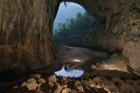 Für die Bildserie „Infinite Cave“ (dt. Unendliche Höhle), die im Auftrag des National Geographicim PongNha-Ke Bang National Park in Vietnam entstand, erkundete Peter die Höhle Hang Son Doong. Sie ist über vier Kilometer lang und 90 Meter breit und gilt damit als die größte Höhle der Welt und könnte einen kompletten New Yorker Straßenblock aus 40-stöckigen Hochhäusern fassen. © Carsten Peter, Deutschland, National Geographic