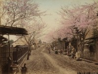 Artist unknown. View of a Road with Wooden Houses on the Hill of Noge, near Yokohama, circa 1900. Favrod Collection - erschienen in "Japanese Dream"