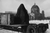 Marx-Engels-Denkmal, 1986 © Sibylle Bergemann - OSTKREUZ