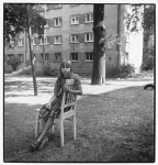 Inta Ruka: "Girl in the yard, Riga, Lettland", 2004, aus der Serie: "On the other side of the river" © Inta Ruka