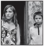 Inta Ruka: "Undine Audijane, Ludis Zamerovkis, Riga, Lettland", 2005, aus der Serie: "On the other side of the river" © Inta Ruka