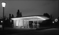Karl Hugo Schmölz: "Tankstelle Ecke Oskar-Jäger-Straße, Köln-Ehrenfeld", 1952 © Archiv Wim Cox/Courtesy Schirmer/Mosel