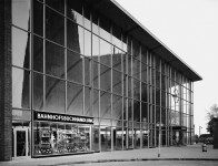 Karl Hugo Schmölz: "Bahnhof, Köln, Außenansicht", 1957 © Archiv Wim Cox/Courtesy Schirmer/Mosel