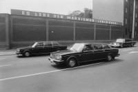 Staatskonvoi in Berlin, 1980 © Harald Hauswald-OSTKREUZ
