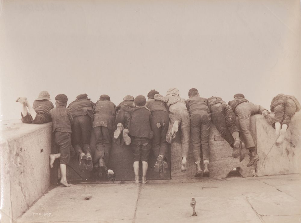 Frank Meadow Sutcliffe: Excitement, um 1888, courtesy Collection FOTOGRAFIS, Bank Austria Kunstforum Wien