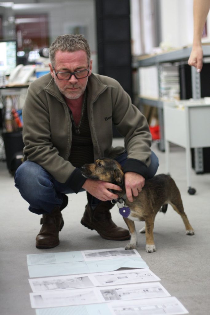 Klaus Kehrer 2016 mit seinem Hund im Verlag.